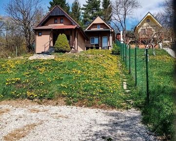 Pekná chata aj na celoročné bývanie v  kúpeľnom meste Trenčianske Teplice na predaj