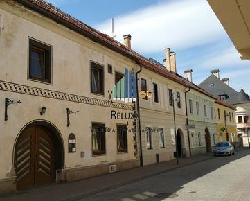 Banská Bystrica  centrum Lazovná, predaj meštianskej renesančnej budovy o UP 737 m2 s vlastným parkovaním..