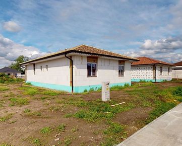 NOVINKA - samostatné 4 izbové rodinné domy v novej lokalite, oplotenie, krb a brány v cene, Lehnice - Sása