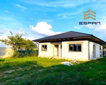 **NOVINKA: Kvalitne vyhotovený rodinný bungalov s pozemkov o výmere 735 m2 a tepel. čerpadlom / Gajary!!