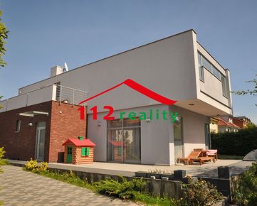 112reality - Na predaj moderný klimatizovaný 5 izbový dom s bazénom, 2 kúpeľne, dvojgaráž, záhrada, Bratislava I, Staré mesto