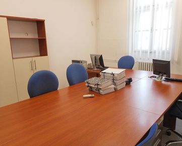 Ponúkame na prenájom rekonštruovanú kanceláriu, 20,7 m2, Palackého ul.