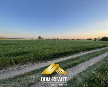DOM-REALÍT ponúka na predaj pozemok vedený ako orná pôda v Plaveckom Štvrtku v blízkosti jazera Pieskovňa.