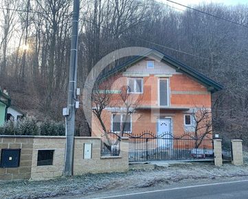 dva domy v Myslave na podnikanie a bývanie s parkoviskom pre 4 autá a garážou