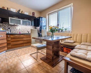 Priestranný 1,5 izbový byt s veľkou samostatnou kuchyňou a parkingom v obľúbenej lokalite Bratislava – Devínska Nová Ves