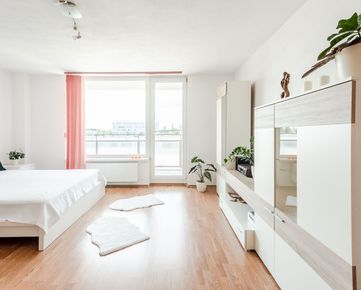 Predaj - 1 - izbový byt s veľkou loggiou a parkovacím státím v novostavbe bytového domu na ulici Nová Rožňavská, BAIII – Nové Mesto