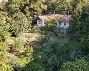 Rodinný dom s lesom a potokom na veľkom 5340 m2 pozemku v Modre.