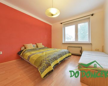 Priestranný 2-izbový byt v tehlovom dome, centrum mesta Banská Bystrica