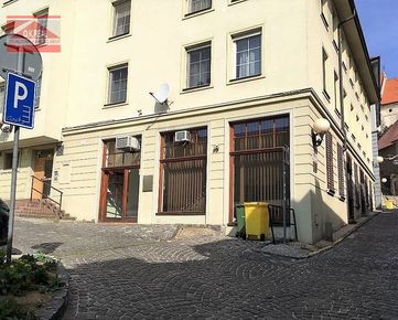 Ponúkame na prenájom obchodný priestor v Bratislave- Staré Mesto na pešej zóne pod hradom.