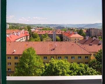 Ponukám Vám 3-izbový byt s dvoma loggiami na predaj v perfektnej lokalite na Sídlisku – Banská Bystrica trieda SNP.