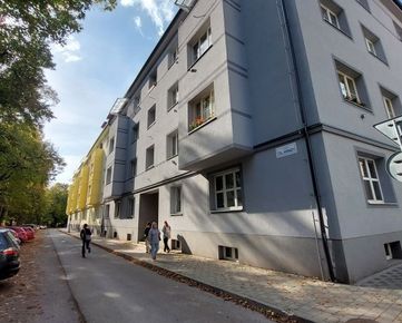 Predaj veľkometrážny 3 izbový tehlový byt centrum – Banská Bystrica .