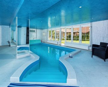 Priestranný 6i rodinný dom s interiérovým bazénom, klubom a wellnessom