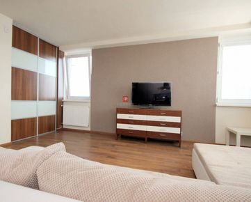 <p>HERRYS - Na prenájom klimatizovaný 2 izbový byt s terasou, internetom a TV blízko centra</p>