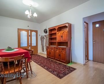 REZERVOVANY - Predaj priestranného 5 izb. rodinného domu s garážou na 6,56á pozemku, Rovinka, POKLES CENY!