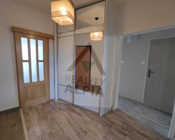 Príjemný 3-izbový byt s loggiou / 70 m2 / - Solinky / Okrajová časť