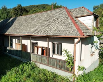 Na predaj starší rodinný dom s veľkým pozemkom v obci Trenčianske Mitice - Zemianske Mitice.