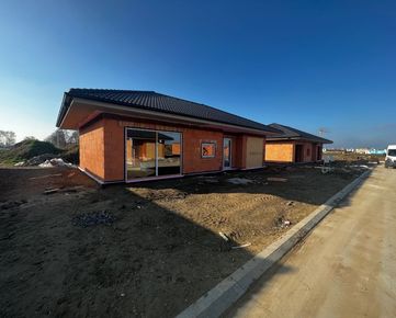 Novostavba nadštandardný Smart bungalov v Seredi.