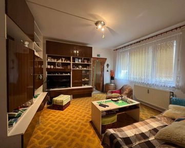 Ponúkame na predaj menší 3-izbový byt v užšom centre, na ulici Kotrádovej v Prešove za cenu dvojizbového, vo veľmi slušnom stave.