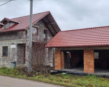 Priestranný dvojpodlažný rodinný dom s pivnicou a garážou v obci Varín