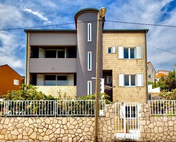 Na prodej dům se 3 apartmány v 1. řadě od moře, Trogir, Chorvatsko
