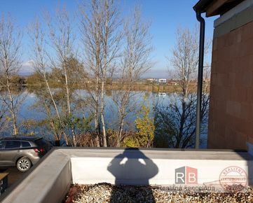 REALITY BROKER ponúka na predaj 4 izb.  rodinný dom s terasou v súkromnom areály  so súkromnou cestou a s bránou na diaľkové ovládanie priamo na brehu jazera
