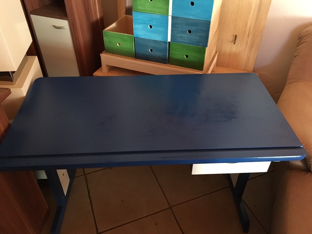 Modrý študentský stolík