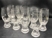 Osem pohárov na vodu zo skla