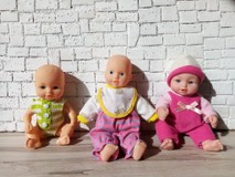 Tri menšie bábiky bábätká